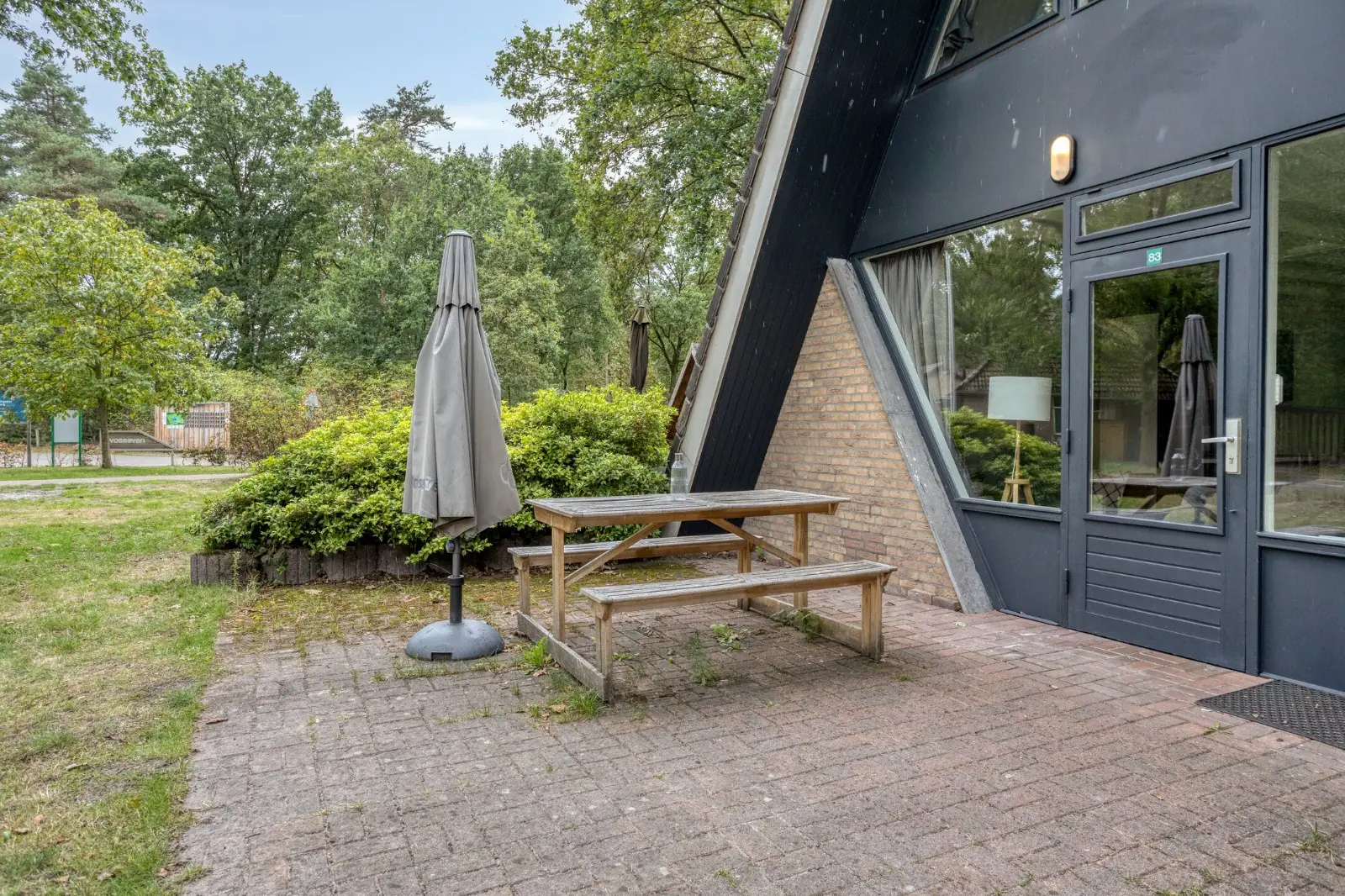 Het terras met picknicktafel voor de deur
