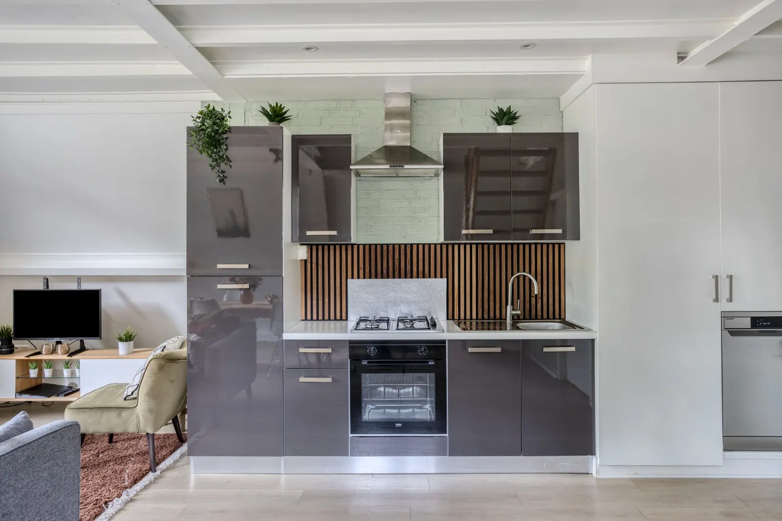 Keuken met oven, gaskookplaat en vaatwasser
