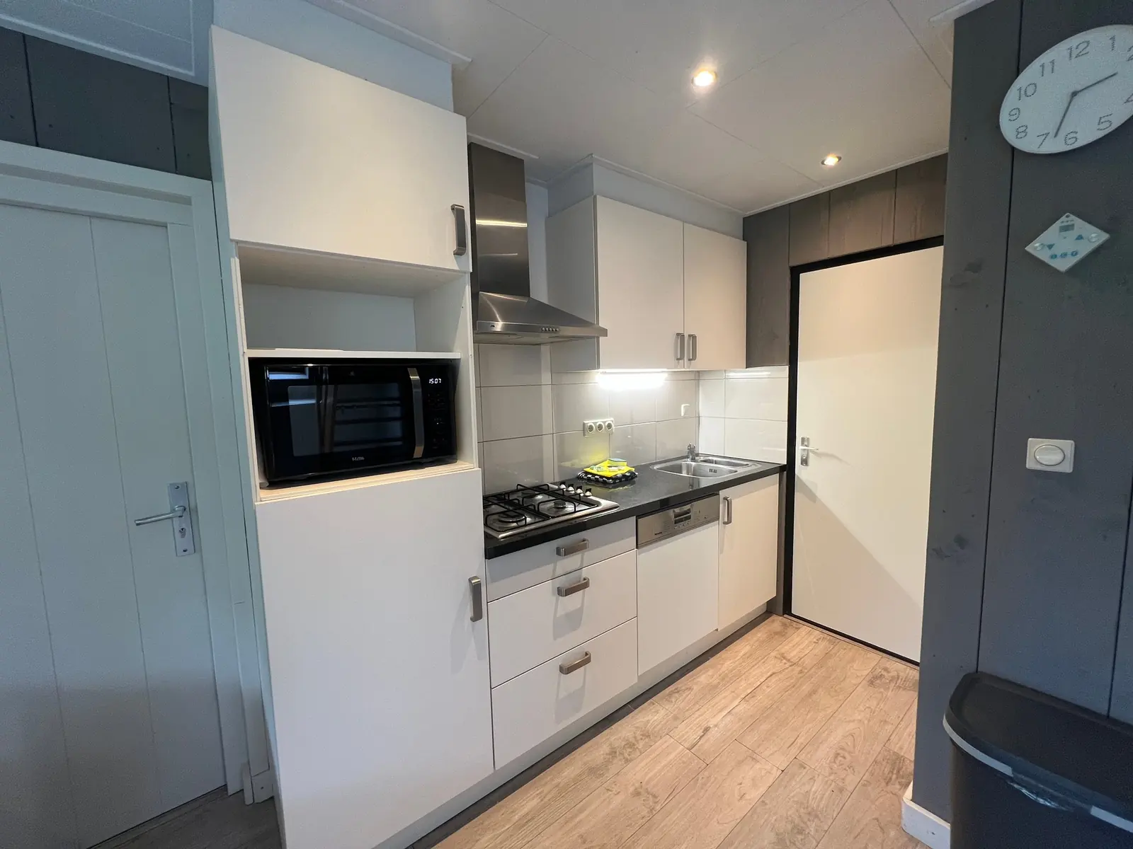 Kitchen with gas hob, dishwasher and microwave